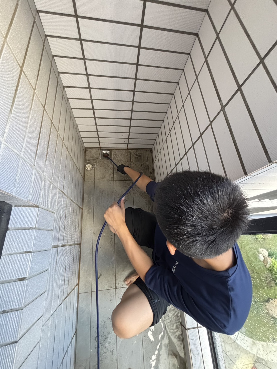 新北八里通水管－三樓陽台排水管遭樹根堵塞，水刀通管改善大雨倒灌